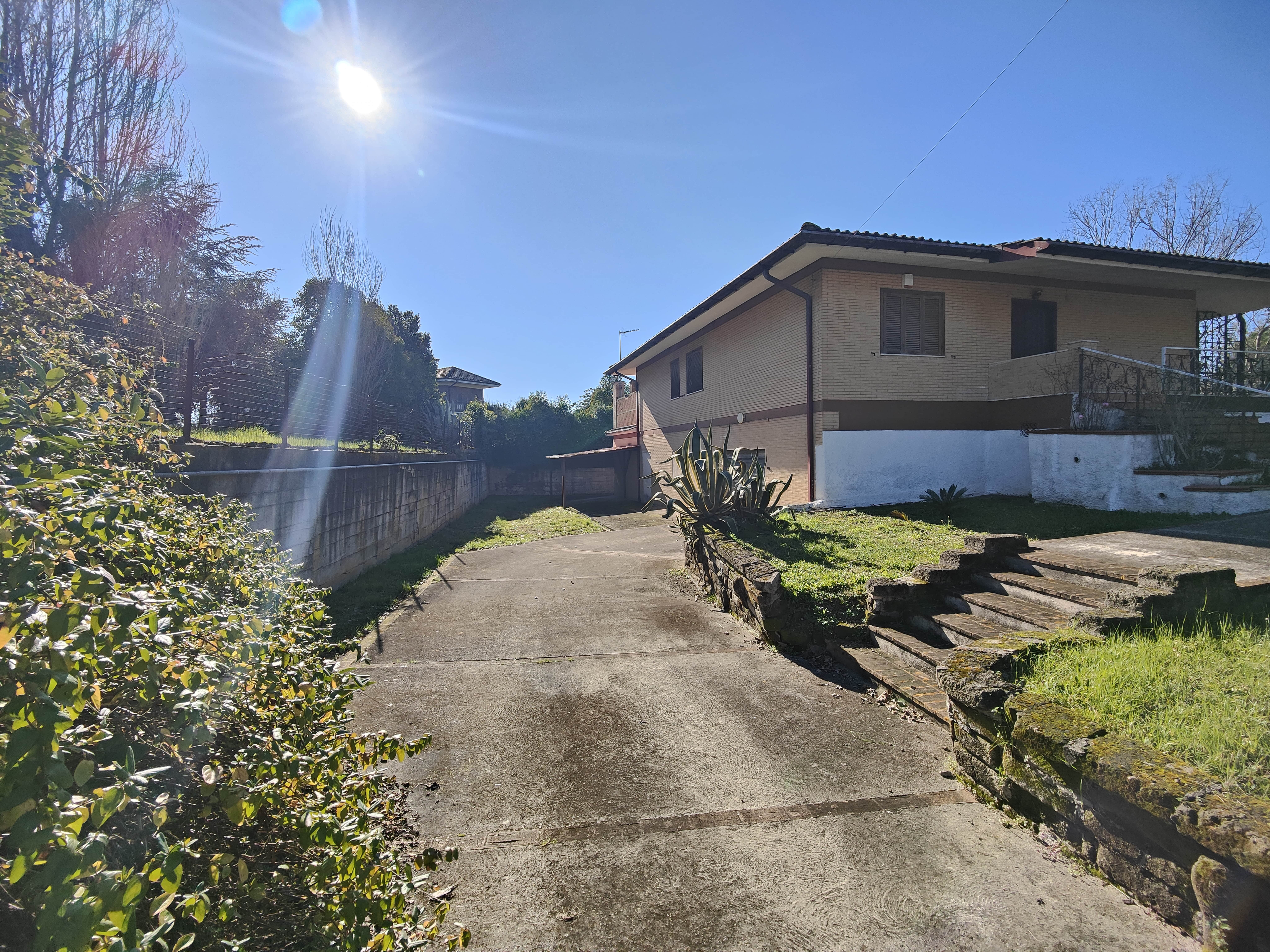 Latina Via Nascosa, villa unifamiliare immersa nel verde
