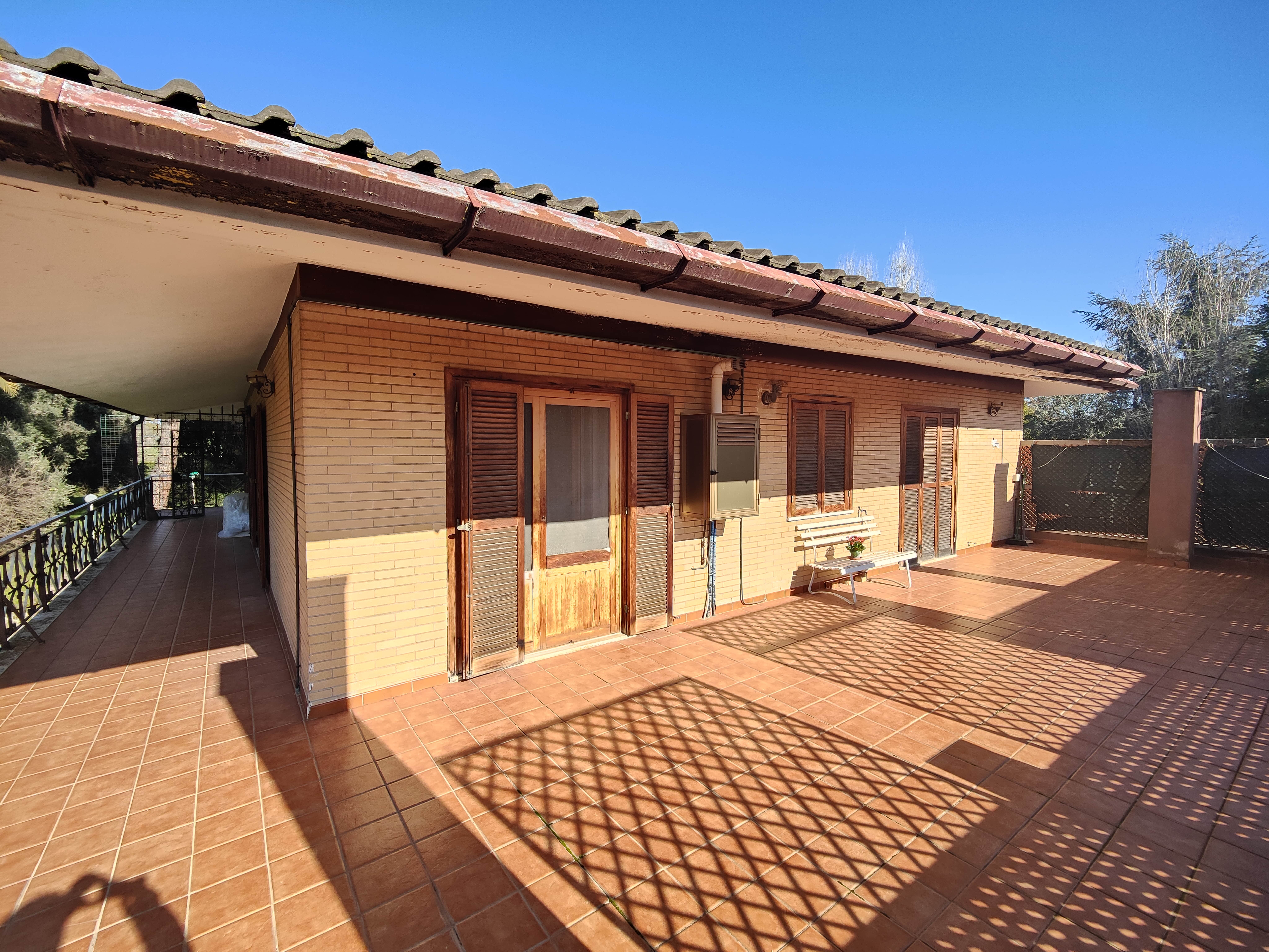 Latina Via Nascosa, villa unifamiliare immersa nel verde